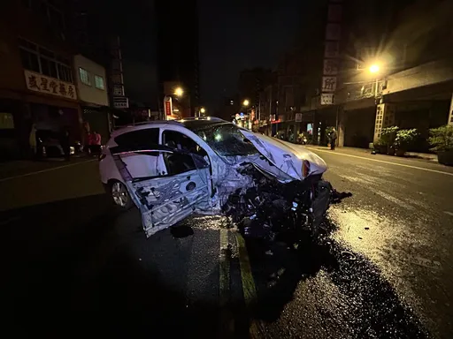 桃園男酒駕連撞路邊3車、電線杆　車頭全毀左小腿骨折送醫