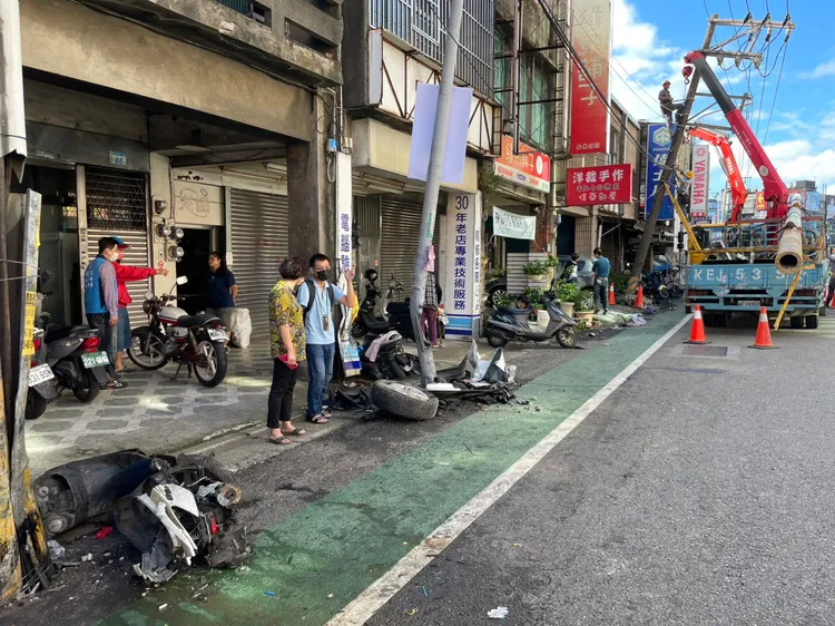 車禍現場由台電人員修護被撞歪的電桿。平鎮警分局提供