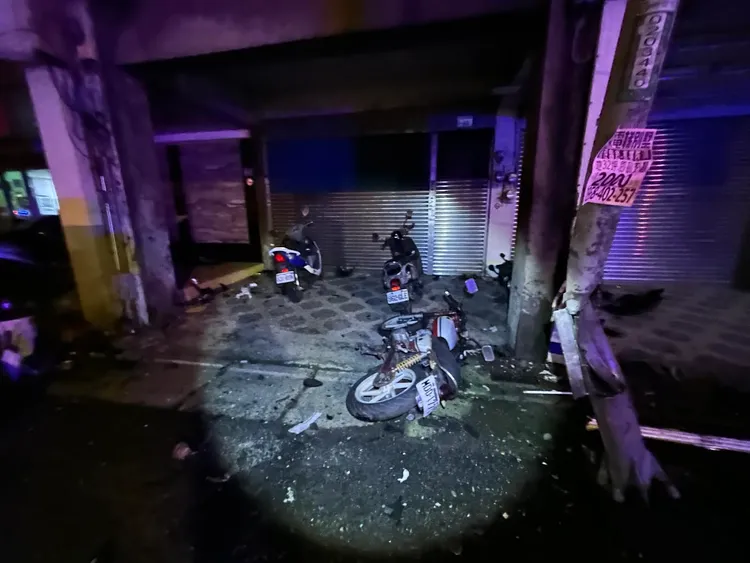 機車被撞倒在地。平鎮警分局提供