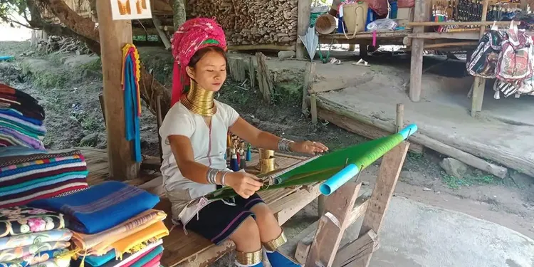 長頸凱倫村及黏黏瀑布之旅。Airbnb提供