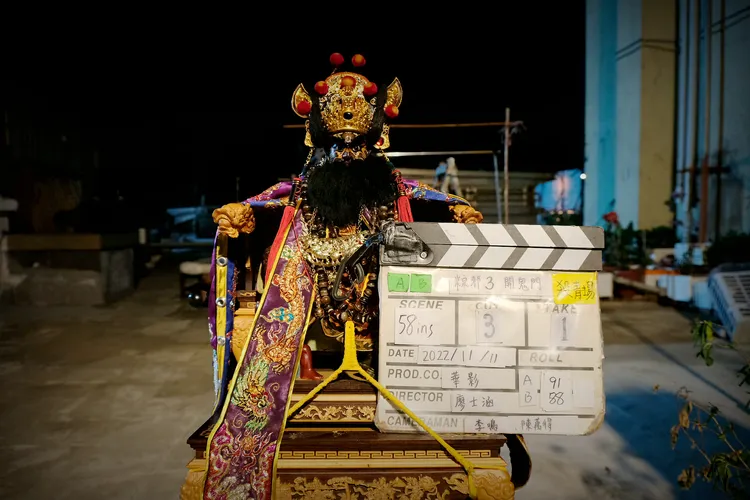 殺青場由「小馗爺」打場記板。華影提供