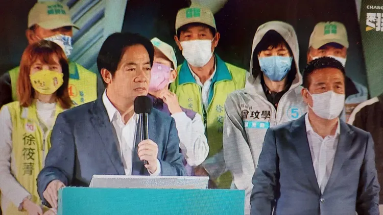 副總統賴清德也不穿雨衣，表達跟選民站在一起、風雨生信心的態度。翻攝徐定禎臉書粉專