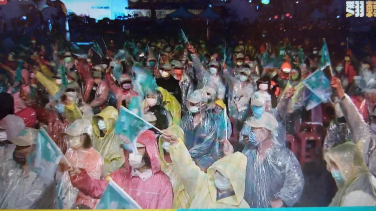 徐定禎頭份市造勢晚會冒雨舉行，熱情支持者穿著雨衣相挺。翻攝徐定禎臉書粉專