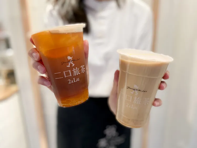 2xLu二口旅茶冬季新品蜜香黃金柚子紅茶（左）與黑糖薑母燕麥歐蕾（右）。業者提供