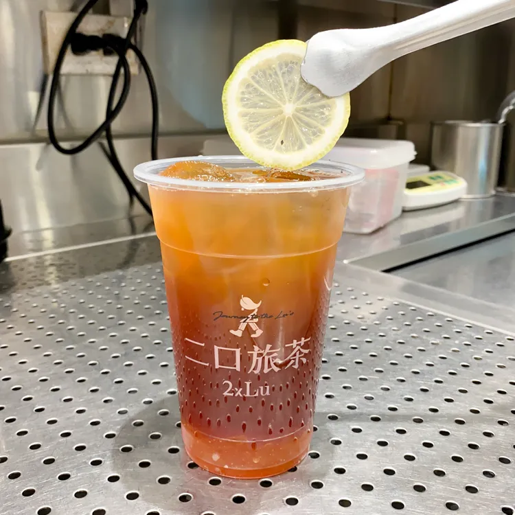 2xLu二口旅茶新品蜜香黃金柚子紅茶加入新鮮檸檬片，滋味更清爽。業者提供
