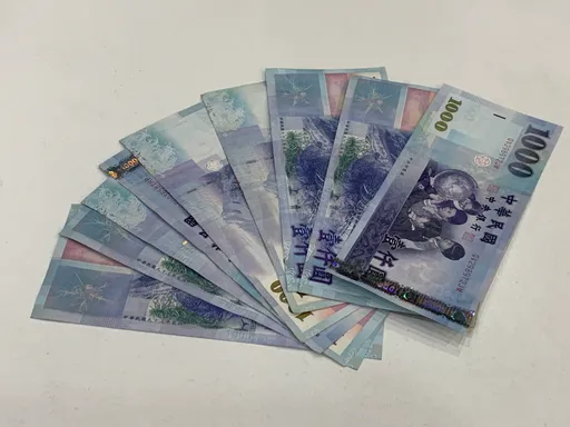 老婦撿5萬元送派出所　貪警竟暗槓4萬！露餡裝傻「保管袋破了」下場超慘