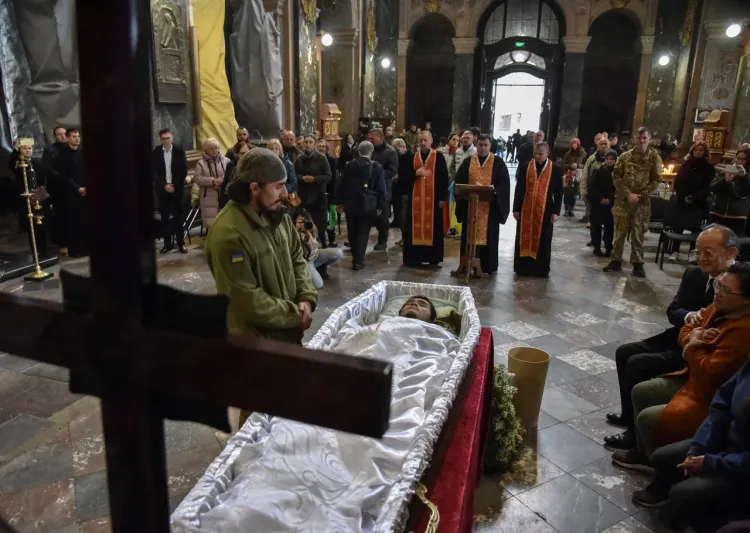 曾聖光的母親赴烏克蘭利維夫參加告別式。路透社