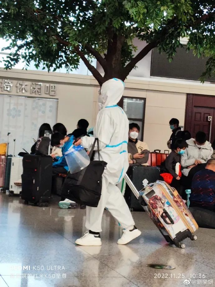 劉樂妍分享鄭州現在多的是穿著隔離衣「大白」的人，讓她看了有些緊張。引自劉樂妍微博