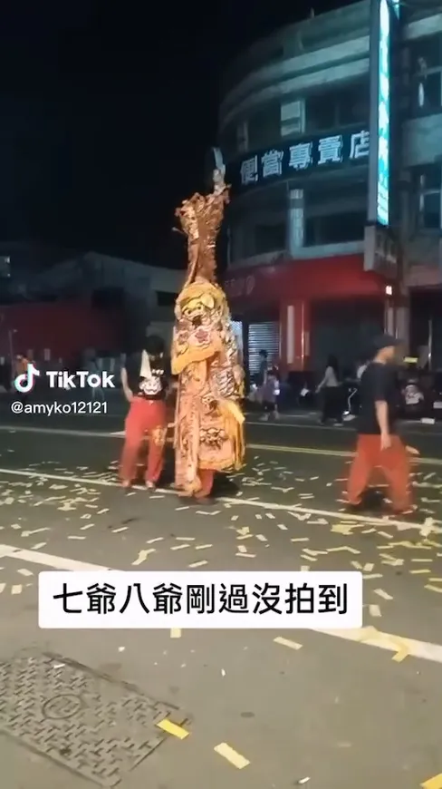 宮廟昨天舉辦遶境，沿途喇叭大鳴大放、燃放鞭炮，還撒了滿地金紙。翻攝社會事新聞影音