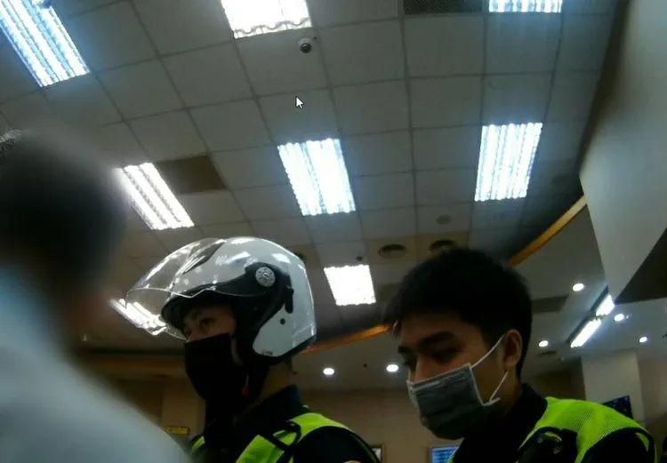 在警員勸說下，讓想財務自由的林男不被受騙。警方提供