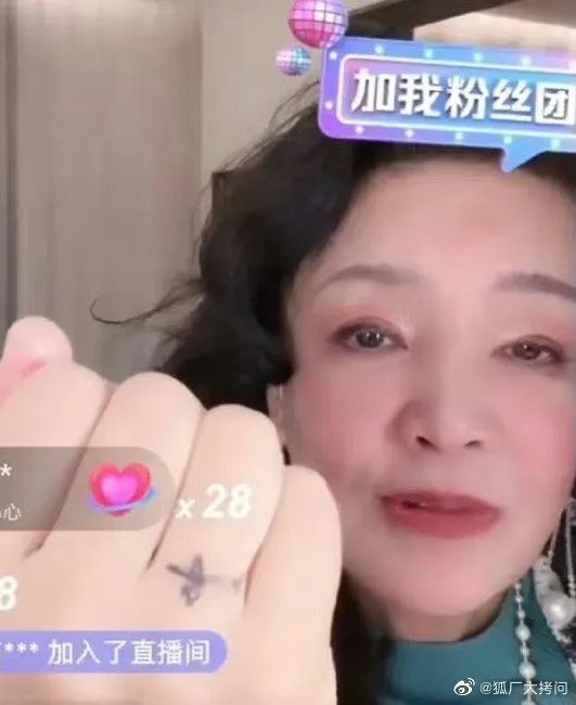 張蘭看似為了直播帶貨已經瘋魔，直播中故意扯著大S和具俊曄話題賣商品，還消費兩人愛情故事，如將戒指刺青在手上，張蘭直播中也用黑筆畫上。引自微博