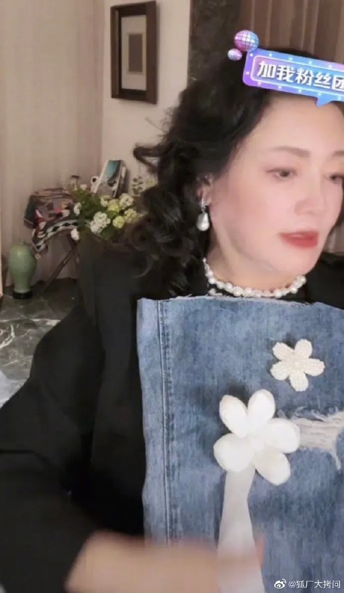 又如具俊曄曾表示自己手做牛仔褲包給大S，張蘭也仿效。引自微博