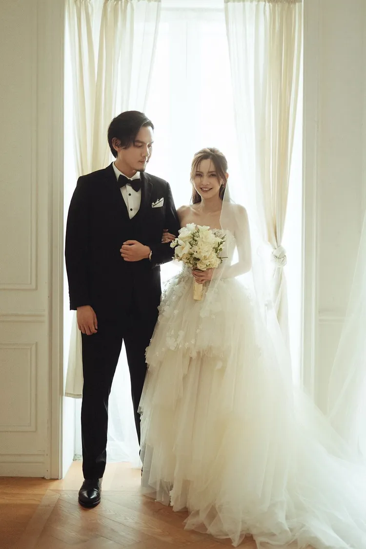 杜姸（右）穿上夢幻白紗。真心人電影提供