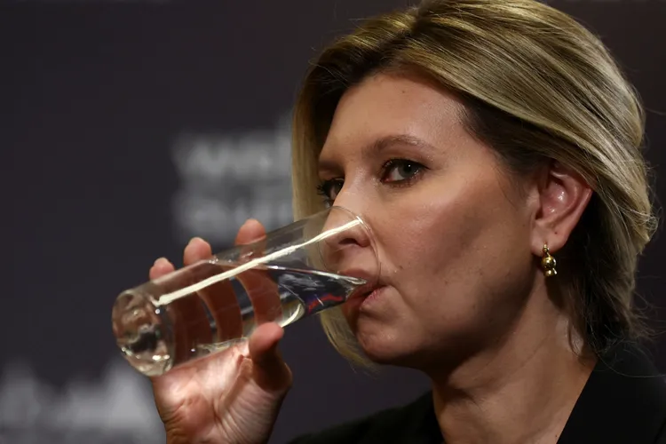 歐蓮娜談話中途喝水。路透社