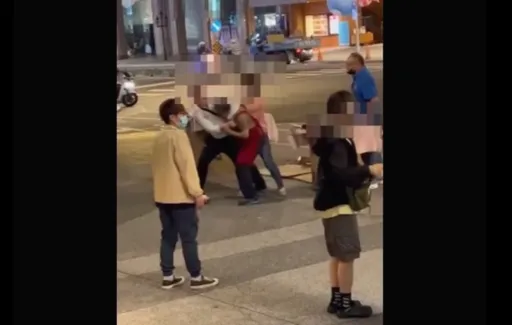 捷運站外上演全武行 賣傘大戰麵煎餅!攤商為搶地盤打成傷