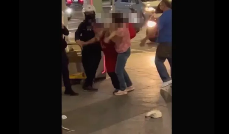 警方到場將2人隔開。翻攝畫面