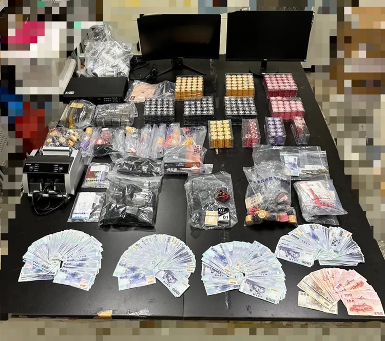 警方在賭場內查扣42萬搓元賭資、賭具等證物。讀者提供
