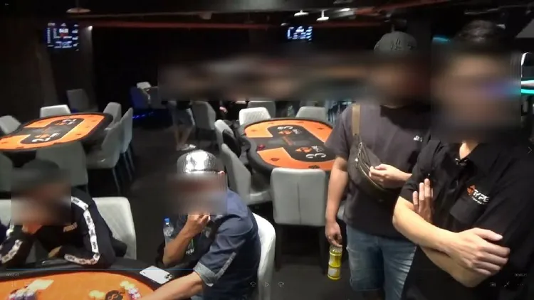 警方進入賭場內，控制在場賭客。讀者提供