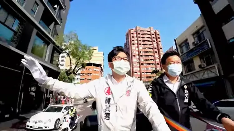 陳其邁今早在前金、新興、苓雅區車隊掃街。陳辦提供