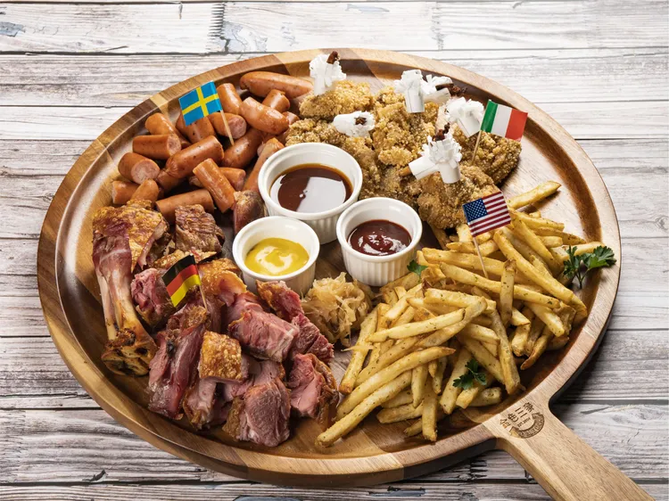 11/11這天至門市外帶6瓶1公升精釀啤酒，即享回饋二選一，其中之一是經典大拼盤免費兌換券乙張。業者提供