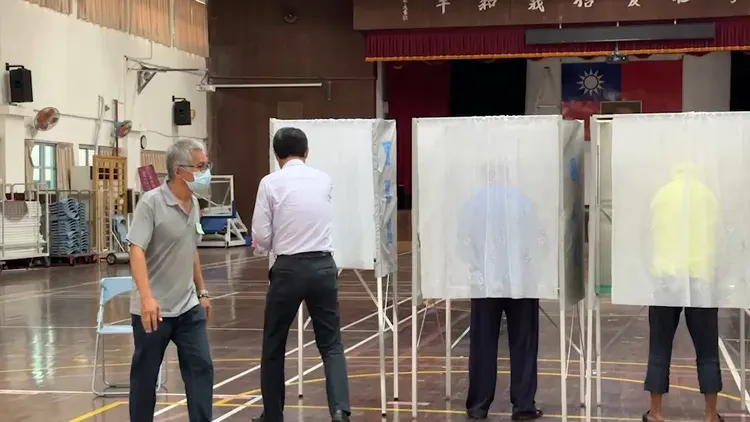 劉建國領票後準備蓋章投票。魏嘉良攝