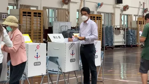 攙扶85歲老母親投神聖一票 劉建國期待好結果