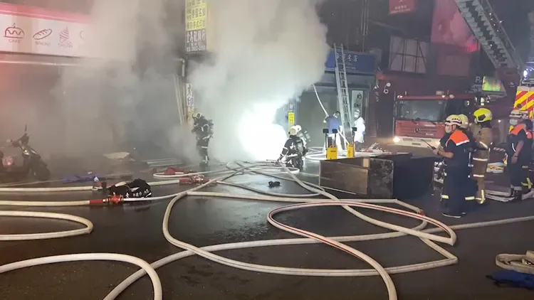 大批消防人員到場灌救。翻攝畫面