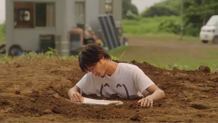 磯村勇斗在片中被埋進地洞裡，只剩下上半身露在外面。中影提供
