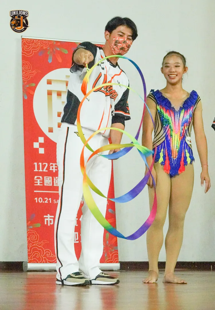 統一陳傑憲體驗韻律體操。  統一獅提供