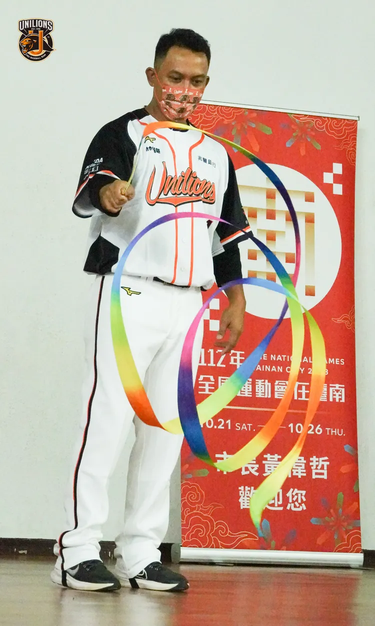 統一王鏡銘體驗韻律體操。  統一獅提供