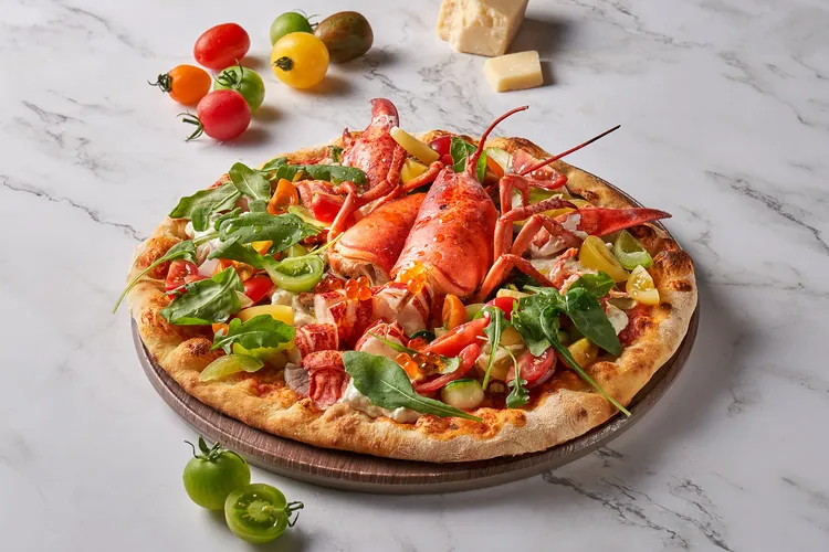 台北美福大飯店GMT義大利餐廳「水牛波士頓龍蝦鮭魚卵披薩」。業者提供 