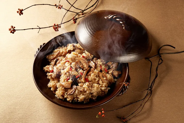 台北美福大飯店米香台菜餐廳「麻油雞米糕飯」。業者提供