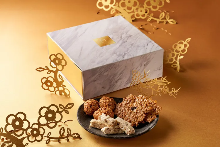 西式「如意甜馨」禮盒內含酸甜滋味的萊姆箔金牛軋糖，香脆杏仁果搭配清香萊姆，再綴上貴氣金箔，風味獨特。業者提供