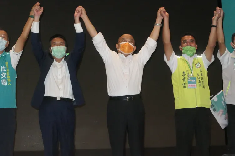 行政院長蘇貞昌等綠營大腳，多次重兵到苗栗為徐定禎造勢助選。資料相片