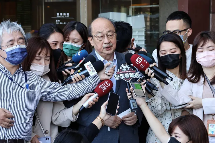 柯建銘9日在民進黨中常會前受訪。葉志明攝