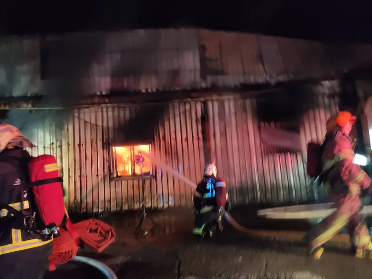 消防隊在現場射水灌救。翻攝畫面