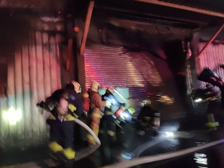 消防隊在現場搶救。翻攝畫面