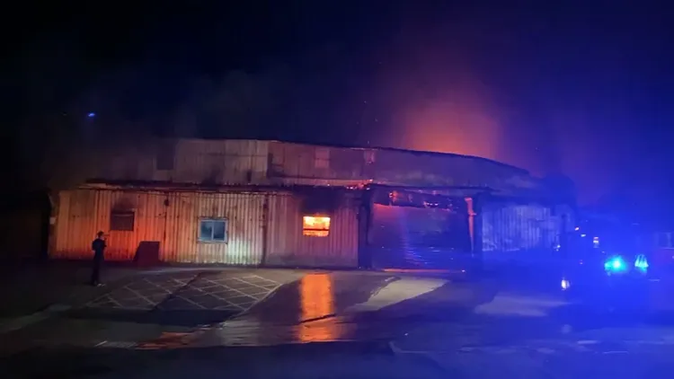 鐵皮屋內全面燃燒，不斷冒出黑煙。翻攝畫面