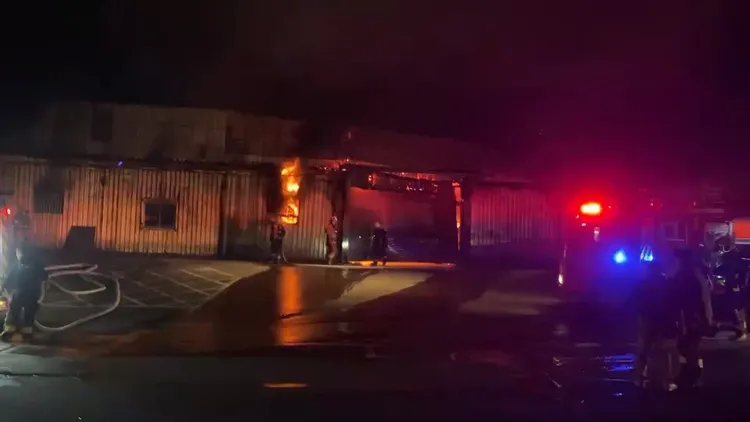 現場鐵皮車庫全面燃燒。翻攝畫面