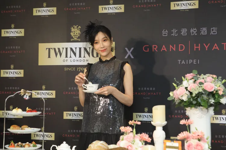 戲劇女神蔡淑臻表示，喝下午茶時茶杯的把手要固定在3點鐘方向，不可用湯匙在茶裡攪出漩渦、要從12點到6點鐘方向輕輕攪拌茶湯。莊宗達攝