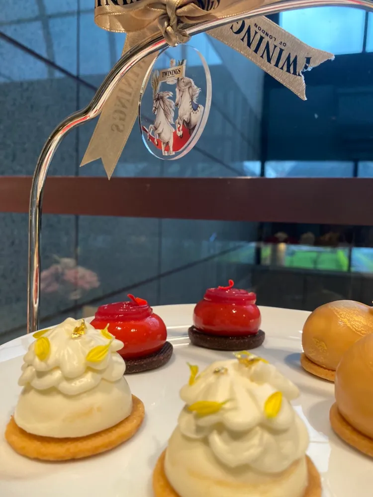 層架頂端綴以雷射雕刻的圖案吊飾。王雪玲攝