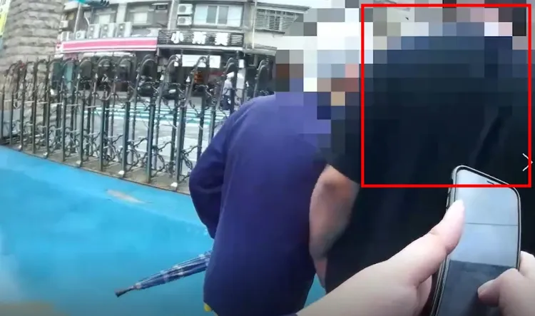 警方陪同下先讓詹男（紅框）送阿公返家。翻攝畫面