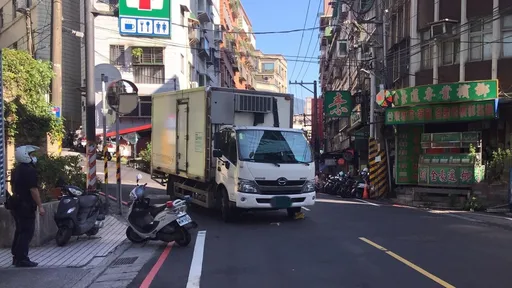 超商物流車倒車離開未注意 驚!新北男遭撞捲車底命危送醫