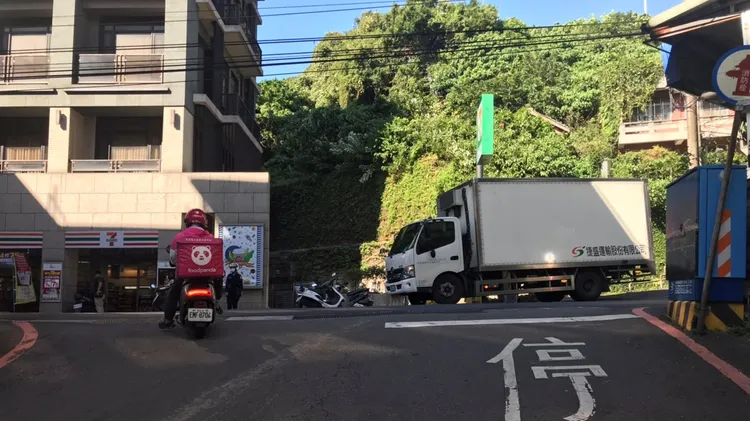 貨車送完貨欲離開時倒車不慎撞倒人。淡水警分局提供