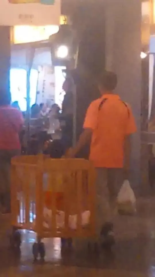 柯賜海被捕捉到推著滾輪嬰兒床在地下街散步。翻攝臉書/拍桌少女的日常