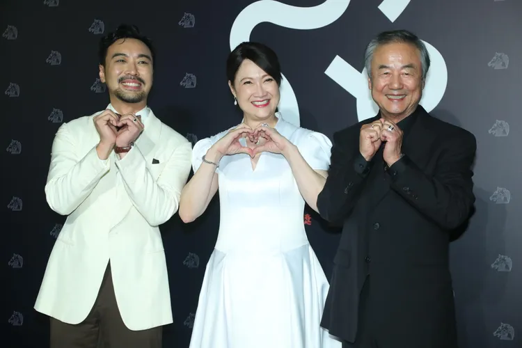 鄭東煥（右）開心出席金馬獎。攝影中心攝