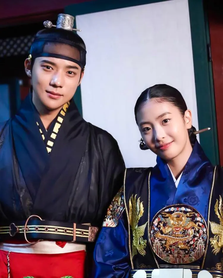 文相敏（左）戲裡登基王世子後，與世子嬪吳藝珠結婚。翻攝金惠秀IG