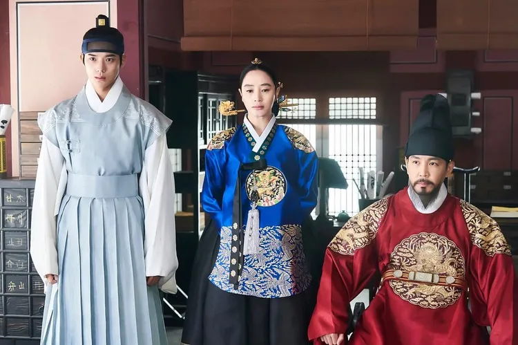 文相敏（左起）劇中遭質疑不是金惠秀、崔元英的親生兒子，被大臣要求驗血。翻攝金惠秀IG