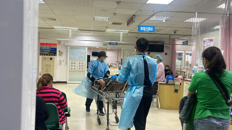 男子妻子焦急地一路陪伴，緊跟在救護員的後頭。古和純攝