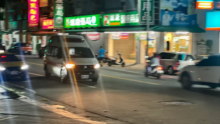 救護車一路飛奔52公里將患者平安送達台東馬偕醫院。古和純攝